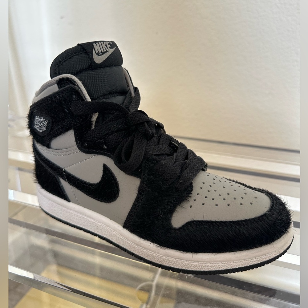 Kids Nike Air Jordan High Tops - Picture 3 of 9